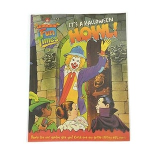 Könnte beinhalten: Vintage Halloween-Cover des Fun Times Magazins. Die Illustration zeigt einen Clown, einen Vampir und Kinder in Kostümen. Der Text enthält "It's a Halloween Howl!" und Sicherheitstipps.
