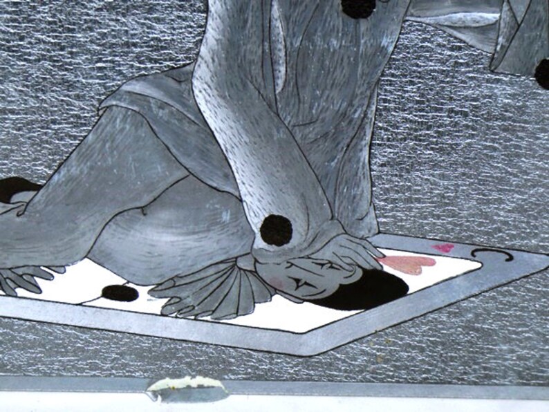 K&ouml;nnte beinhalten: Eine Schwarzwei&szlig;illustration eines Clowns, der auf einer Spielkarte mit einem Herz darauf liegt. Der Clown tr&auml;gt einen Hut und ein Kost&uuml;m mit einem schwarz-wei&szlig;en Muster. Die Karte liegt auf einem silbernen Hintergrund.