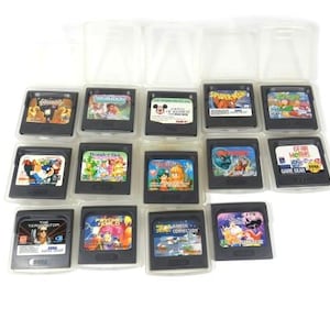 Peut inclure: Une collection de 15 cartouches noires Game Gear dans des étuis en plastique transparent. Les cartouches présentent divers titres de jeux, notamment "The Terminator", "Wonder Boy", "Spider-Man" et "Mickey's Magical Quest".