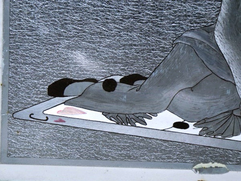 K&ouml;nnte beinhalten: Eine Schwarzwei&szlig;illustration einer Person, die auf einer wei&szlig;en Fl&auml;che mit einer roten Herzform sitzt. Die Person tr&auml;gt eine lange, flie&szlig;ende Robe mit einem schwarz-wei&szlig;en Muster. Die Illustration ist im traditionellen japanischen Stil gehalten.