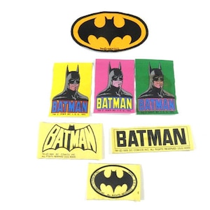 Peut inclure: Un ensemble de neuf patchs thermocollants Batman. Les patchs présentent un symbole de chauve-souris jaune, un logo Batman jaune et un logo Batman bleu. Les patchs sont tous de couleurs et de designs différents.