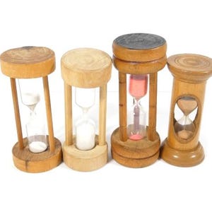 Op de afbeelding: Set van vijf houten zandlopers. De zandlopers zijn van verschillende grootte en hebben zand in verschillende kleuren. De zandlopers zijn allemaal van hout gemaakt en hebben een natuurlijke afwerking.