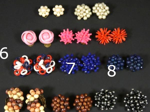 Lot De 16 Paires De Boucles D'oreilles Clips Vintage Fleur Plastique - Couleur Moutarde, Ancien Stock - Neuf Sans Emballage