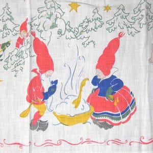 Könnte beinhalten: Weißer Stoff mit einer skurrilen Weihnachtsszene. Figuren in roten Hüten und Outfits sind beim Skifahren, Kochen und Schweinereiten dargestellt. Grüne Bäume und gelbe Sterne sind ebenfalls vorhanden. Ein roter und rosa Rand verläuft am unteren Rand.