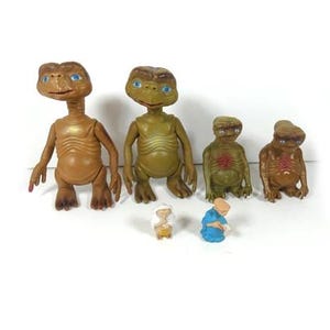 Vintage E.T. Miniature PVC Figure New , E T in Blanket Cake Topper