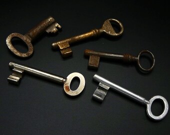 5 Antique Skeleton Keys - Rusty Skeleton Keys