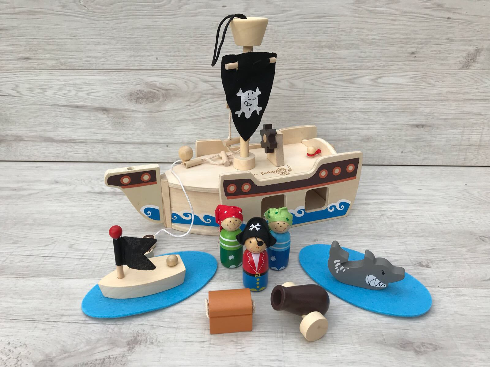 pirate pretend play