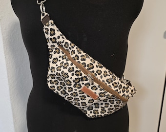 "Sandy" fanny pack – small crossbody bag, handmade and custom made, adjustable strap and zipper, lightweight bag for everyday use and travel