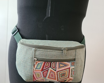 Custom-made fanny pack • Hand-sewn • Many fabrics & colors available • Fanny pack with inner and outer pockets • Adjustable strap