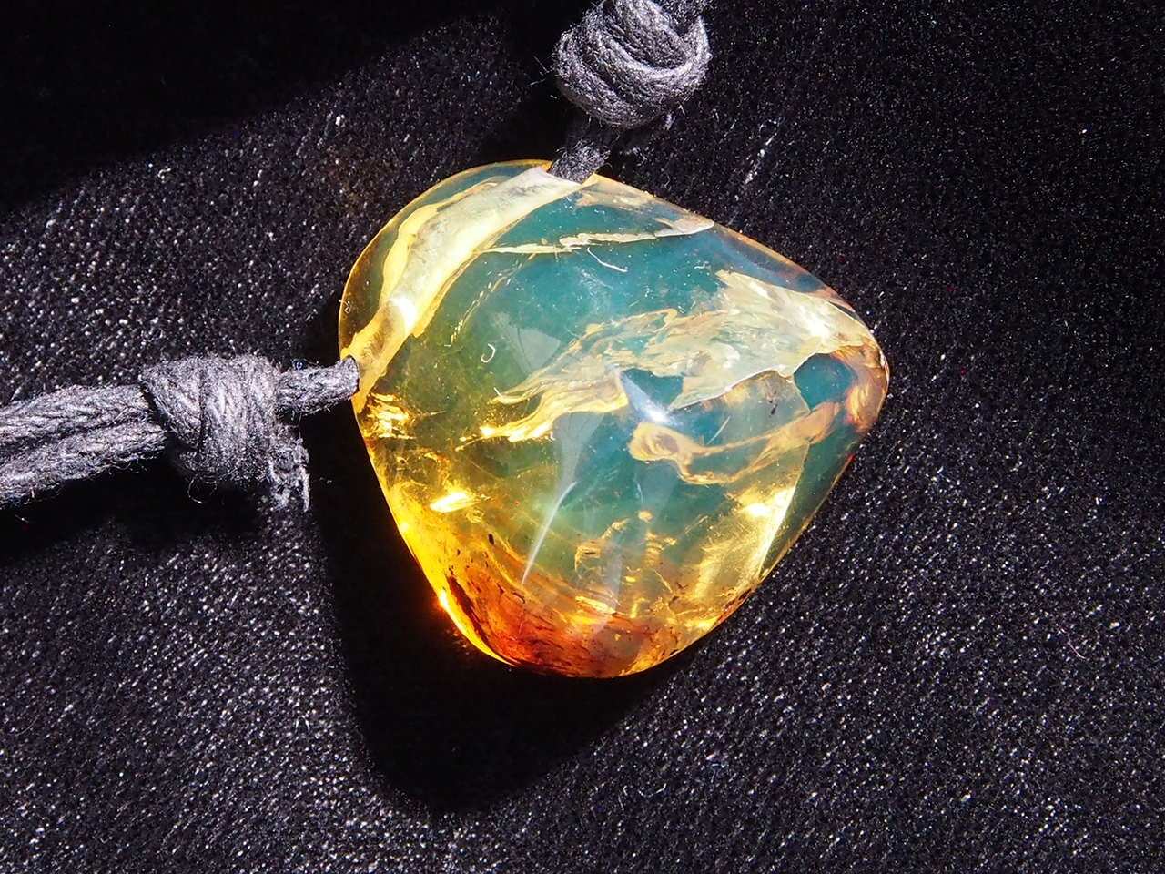 Pendentif Ambre Poli Naturel Monté Sur Bélière - 13,2 Grammes, Occasion Très Bel état