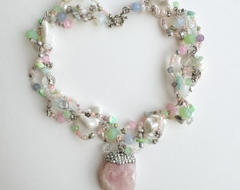 Collier en quartz rose, bijoux tendance avec pierres précieuses pastel, tour de cou en perles, perles d'eau douce, noyau de fée, fée, an 2000