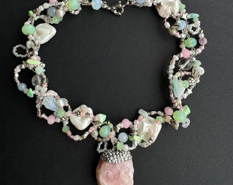 Collar de cuarzo rosa, joyería de declaración de piedras preciosas pastel, gargantilla con cuentas, perlas de agua dulce, núcleo de hadas, hada, Y2K