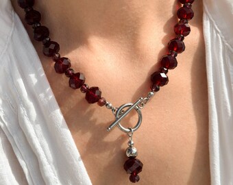 Bordeaux kleur ketting, gefacetteerde glazen kralen sieraden, knevel sluiting