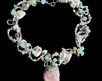 Collar de cuarzo rosa, joyería de declaración de piedras preciosas pastel, gargantilla con cuentas, perlas de agua dulce, núcleo de hadas, hada, Y2K