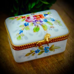 Vintage francés Limoges caja con flores y un caballo cierre Sku: L316