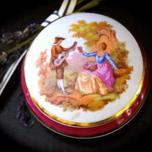 Vintage French Limoges Porcelaine Trinket Box    Sku: L090