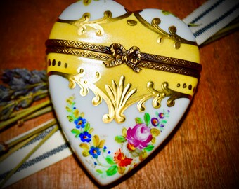 Vintage Heart Limoges Box in Yellow and Gold.       Sku: L297