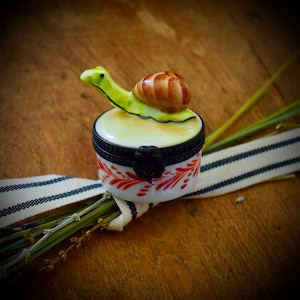 French Vintage Parry Vieille Limoges Box with Baby Snail                    Sku: L318