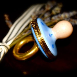 Los bebés chupete pintadas Limoges azul y oro caja Sku: L243