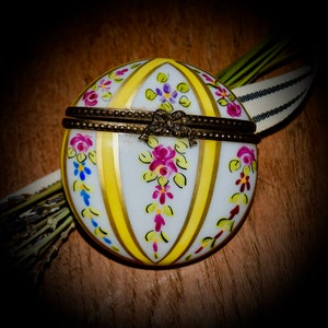Vintage French Round Limoges Box with Floral Pattern                   Sku: L336