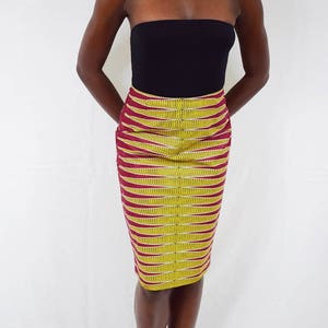 Puede incluir: Una falda l&aacute;piz de color burdeos y amarillo con un patr&oacute;n geom&eacute;trico. La falda es ajustada y tiene un dobladillo recto.