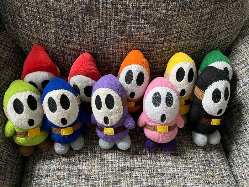 Peluche Shy Guy beaucoup de couleurs image 3