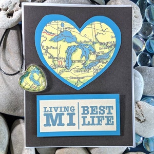 Carte du Michigan avec pendentif de cœur de carte des Grands Lacs pour les amoureux des lacs de l’État de Mitaine. MI Amour sans fin