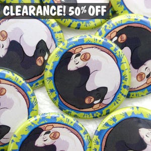 Op de afbeelding: Een verzameling ronde knopen met een yin-yang ontwerp met twee ratten, één zwart en één wit. De knopen hebben een blauw-groene rand en de tekst "CLEARANCE! 50% OFF" bovenaan.