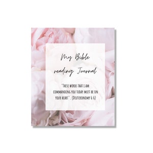 Könnte beinhalten: Ein rosafarbenes Blumenmuster mit einem weißen Rechteck darüber. Der Text auf dem Rechteck lautet "My Bible reading Journal" und "These words that I am commanding you today must be on your heart." (Deuteronomy 6:6)