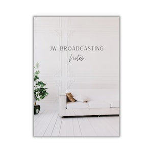 Peut inclure: Canapé blanc avec des coussins dans une pièce blanche avec un sol en bois blanc et une plante verte dans un pot. Le texte "JW Broadcasting Notes" est sur le mur.