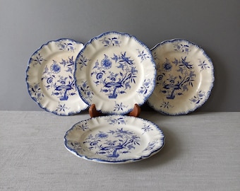 Platos antiguos de piedra de hierro blancos con motivos florales azules procedentes de Francia.