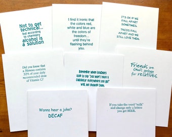 Pode incluir: Um conjunto de dez cartões de felicitações com texto humorístico impresso em azul turquesa sobre papelão branco. Os cartões apresentam várias frases como "Não quero ser técnico... mas de acordo com a química, o álcool é uma solução", "Você sabia que uma mimosa contém 32% da sua dose diária recomendada de vitamina C?", "Lembra quando os professores diziam que você não poderia ter uma calculadora em todos os lugares? Bem, nós mostramos a eles", "Amigos são o pedido de desculpas de Deus pelos parentes", "Quer ouvir uma piada? DECAF", "Se você pegar a palavra "leite" e mudar apenas 4 letras, você terá CERVEJA", "Tudo bem se nos separarmos às vezes. Tacos se separam e ainda os amamos", "Acho irônico que as cores vermelho, branco e azul sejam as cores da liberdade... até que pisquem atrás de você."