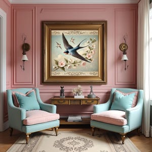 Pu&ograve; includere: Un'opera d'arte incorniciata raffigurante una rondine blu e nera in volo, circondata da fiori rosa, su uno sfondo azzurro. L'opera &egrave; in una cornice dorata, appesa sopra due poltrone turchese con cuscini rosa. La stanza ha pareti rosa.