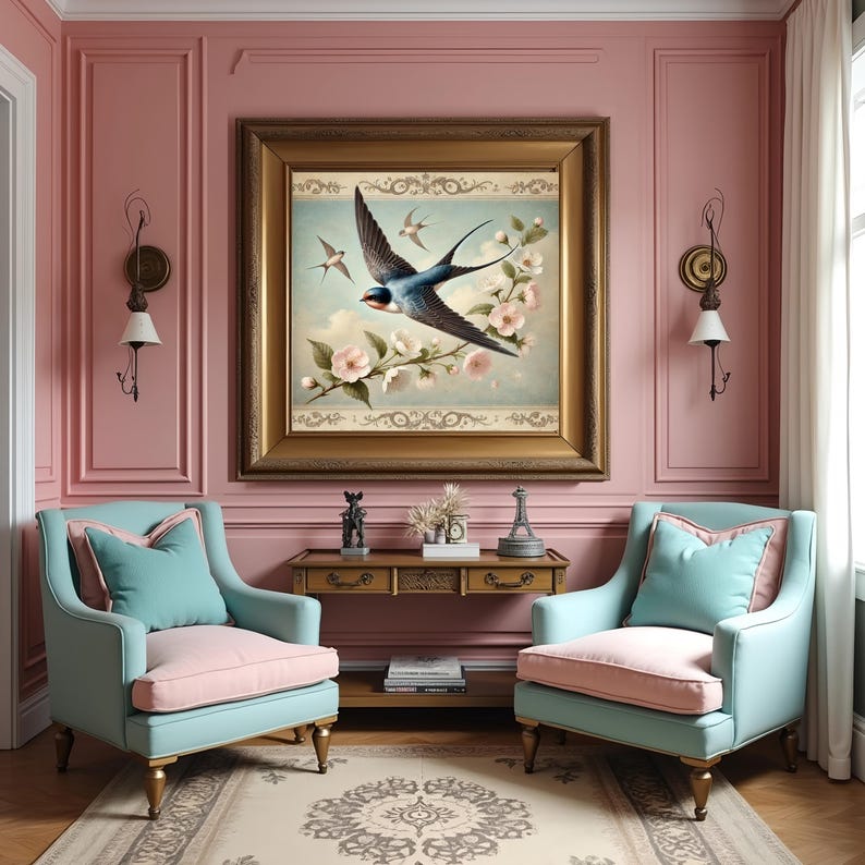 Pu&ograve; includere: Un'opera d'arte incorniciata raffigurante una rondine blu e nera in volo, circondata da fiori rosa, su uno sfondo azzurro. L'opera &egrave; in una cornice dorata, appesa sopra due poltrone turchese con cuscini rosa. La stanza ha pareti rosa.