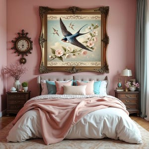 Pu&ograve; includere: Una camera da letto con un grande dipinto incorniciato di rondini e fiori sopra un letto. Il letto ha una coperta rosa, un piumino bianco e cuscini decorativi. Un comodino con una lampada e fiori si trova accanto al letto. Le pareti sono dipinte di rosa.
