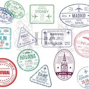 Könnte beinhalten: Eine Sammlung von Reisestempeln in verschiedenen Formen und Farben. Stempel zeigen Reiseziele wie Sydney, Madrid, Dublin, Paris, Bangkok, Peking, Havanna, Kairo, London und Edinburgh. Die Stempel enthalten Daten, Text und Flugzeugillustrationen.