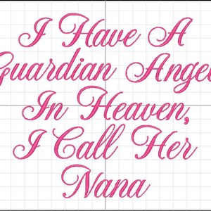 Puede incluir: Texto en cursiva rosa que dice "Tengo un &aacute;ngel de la guarda en el cielo, la llamo Nana".