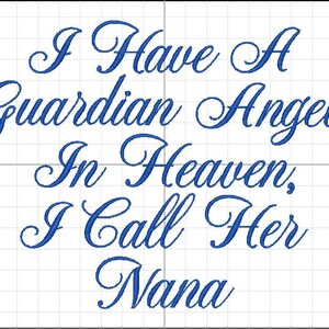 Puede incluir: Texto azul en cursiva sobre un fondo blanco que dice "Tengo un &aacute;ngel de la guarda en el cielo, la llamo Nana".