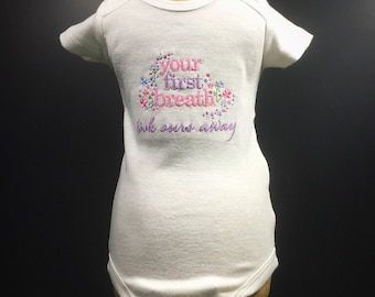 Tu primer aliento se llevó el nuestro- Traje de bebé bordado- Bordado para bebés- Regalo de baby shower- Bordado personalizado
