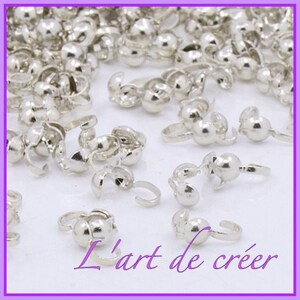 Puede incluir: Cierre de metal plateado con diseño de bola redonda. Los cierres están abiertos y listos para ser unidos a un proyecto de joyería.
