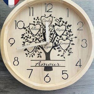 Peut inclure: Une horloge en bois avec un motif d'arbre et les noms "Cindy", "Allan", "Alycia", "Roman" et "Lyse" gravés sur les cœurs. L'horloge porte également le mot "Amour" gravé sous l'arbre.