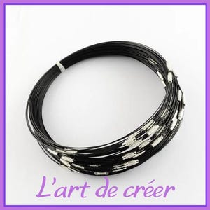 Può includere: Una collana multifilo nera con accenti argentati. La collana è realizzata in filo sottile e flessibile e ha un design semplice e moderno.