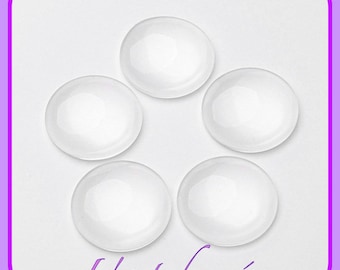 Op de afbeelding: Vijf heldere glazen cabochons, elk met een glad, afgerond oppervlak, gerangschikt in een cirkelvormige opstelling op een witte achtergrond. De cabochons zijn ongeveer 2,5 cm in diameter.