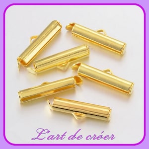 Op de afbeelding: Vijf goudkleurige metalen eindkappen voor het maken van sieraden. De eindkappen hebben een kleine lus aan de zijkant.