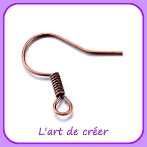 Peut inclure: Un crochet de boucle d'oreille de couleur cuivre avec une fermeture à ressort. Le crochet est en métal et a une finition lisse.