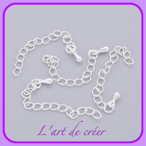 Peut inclure: Trois rallonges de chaîne argentées avec une extrémité en forme de larme. Les rallonges sont faites d'une chaîne délicate et sont parfaites pour ajouter de la longueur à des colliers ou des bracelets.