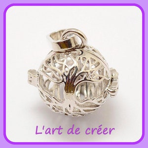 Op de afbeelding: Zilveren bedel met een levensboomontwerp. De bedel is een bol met een delicaat, ingewikkeld ontwerp van een boom met takken en bladeren. De bedel heeft een lus aan de bovenkant om aan een ketting of armband te bevestigen.