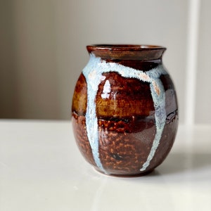 Jarrón vintage de cerámica vidriada marrón y azul