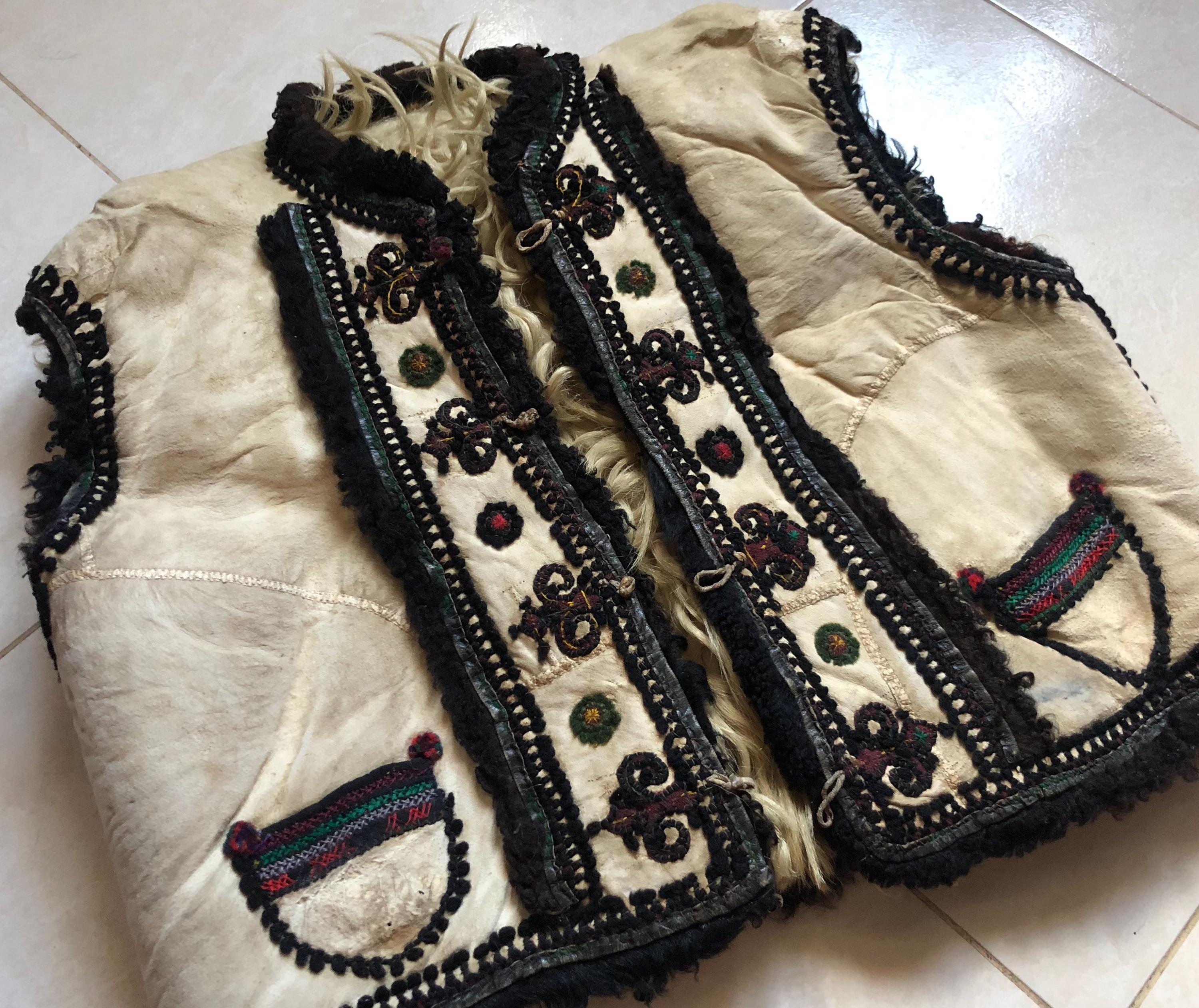 ウクライナの伝統的な刺繍入り民族衣装、キプタール ウクライナの伝統的な刺繍入り民族衣装、キプタール