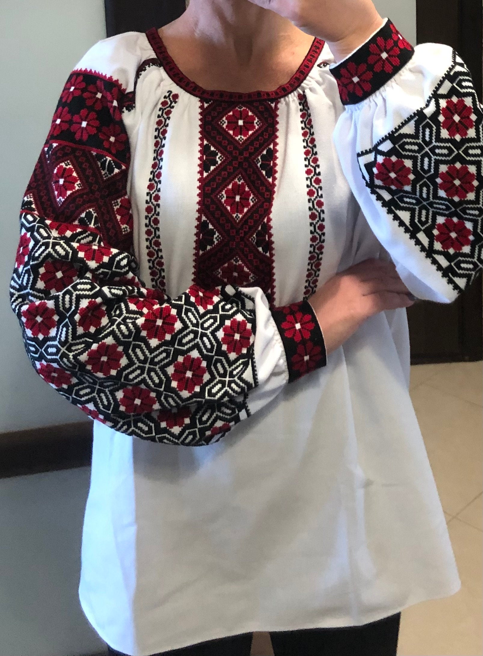Maglietta tradizionale ucraino ricamata chiamata vyshyvanka. Abbigliamento etnico nazionale per eventi speciali. Costume tipico in Ucraina. Bella fatta a mano Foto stock